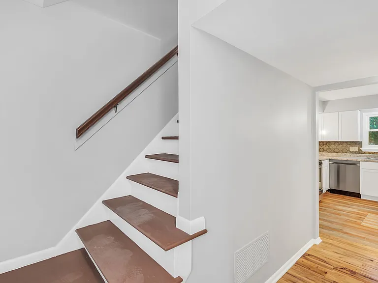 1449 Moores Mnr — Photo 10