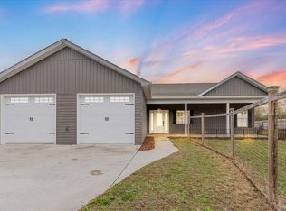 90 Cloud Rd, Trenton, GA 30752