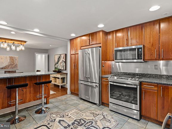 4th image of 3441 Midvale Ave