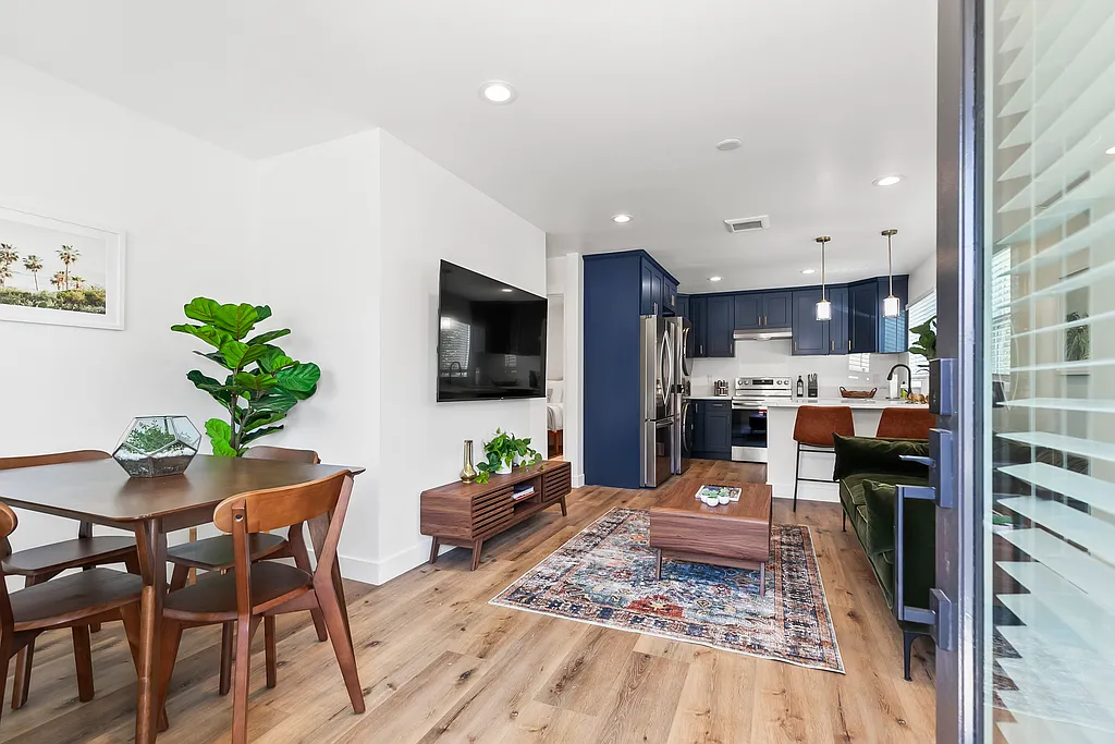 2 bed, 750 sqft, $3,200 — Photo 2