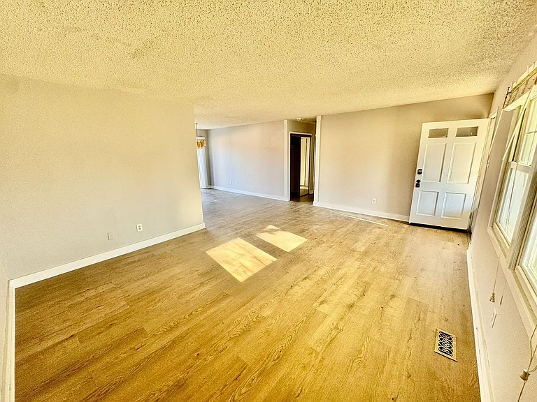 77 Executive Ln — Photo 5