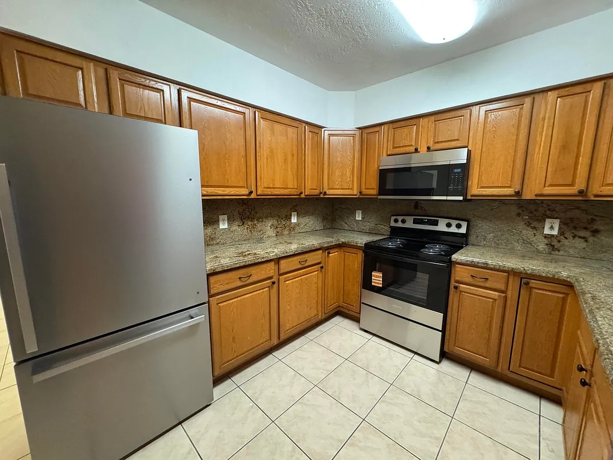 Building Photo - 198 SW 15th St #1