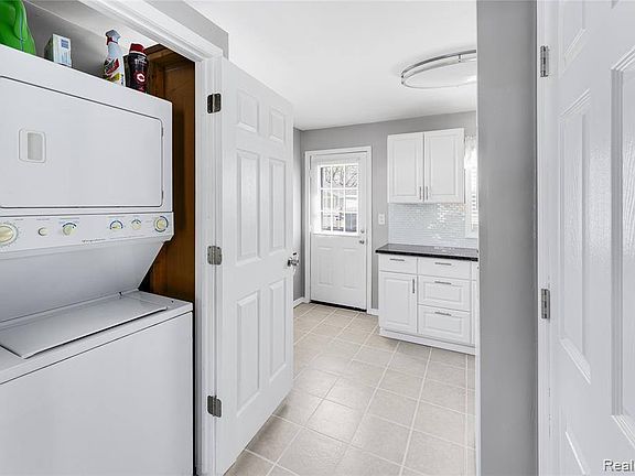 5th image of 15405 Oldham St