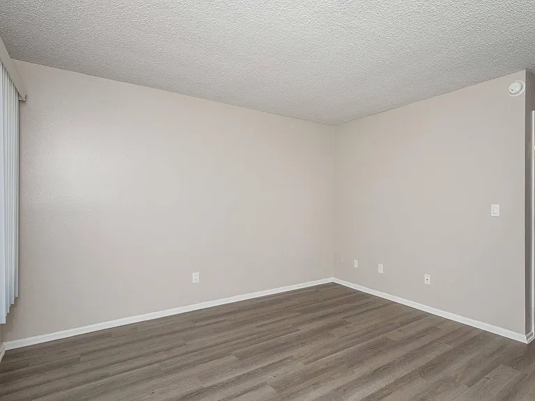 Oak Tree Court Apartment Homes — Photo 30