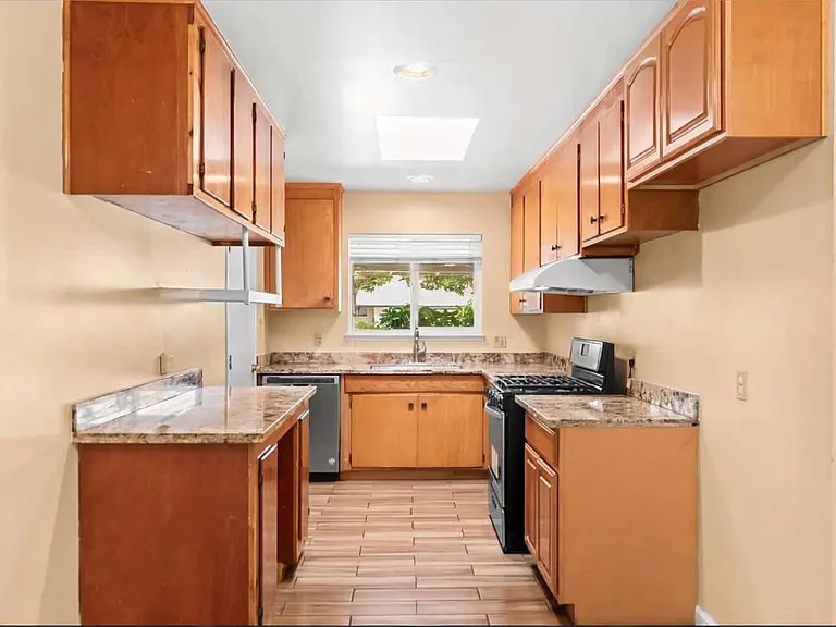 4675 Englewood Dr — Photo 6