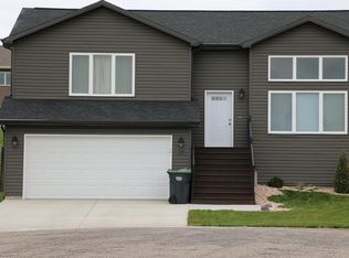 516 Fields Ct SE, Mandan, ND 58554