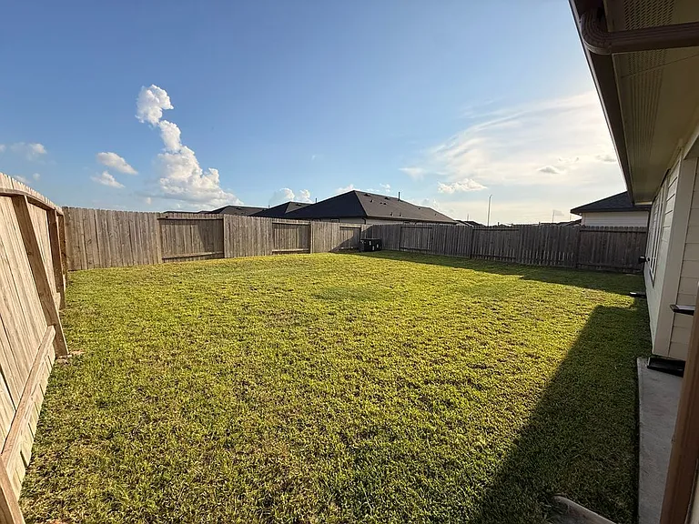1210 Hughes Crossing Dr — Photo 23