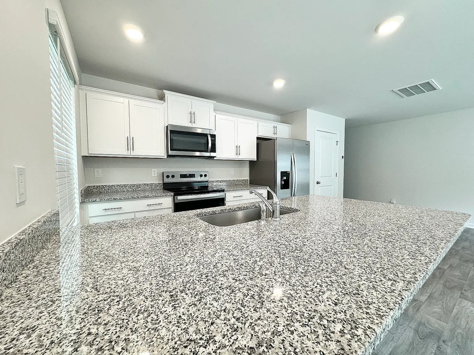 4 bed, 2.5 bath, 1554 sqft, $2,200 — Photo 3