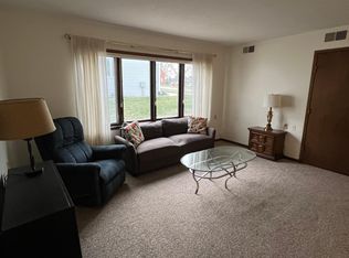 304 E 3rd St APT 2, Pella, IA 50219