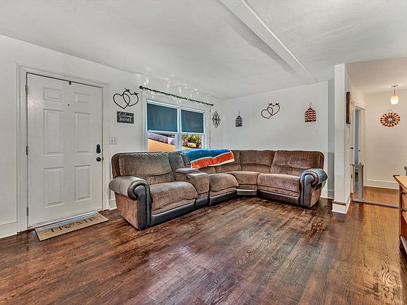 4th image of 170 Oak St