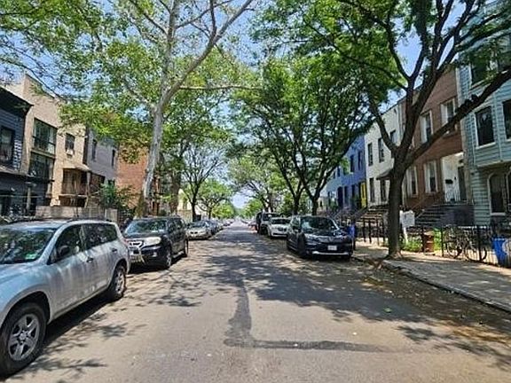 Exterior Neighborhood (street photo)