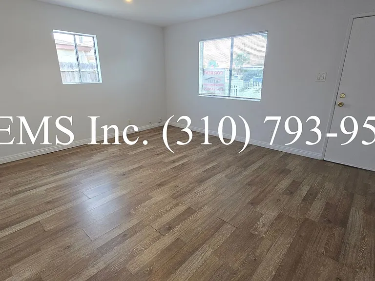 Detached Front House with Laundry Hookups and Garage Parking — Photo 4
