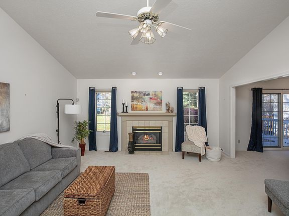 3rd image of 1911 Creeksedge Dr