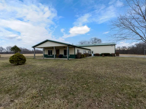 7198 Omega Rd, Kinmundy, IL 62854