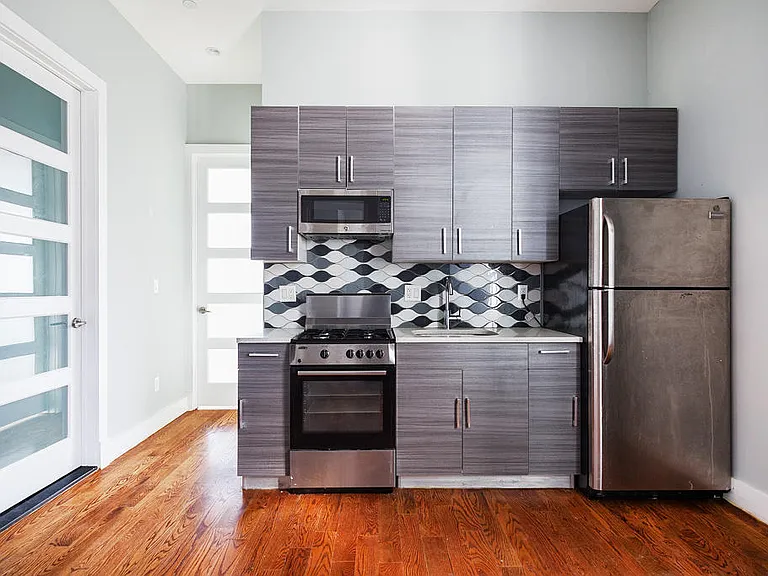 1503 Gates Ave #2F — Photo 2