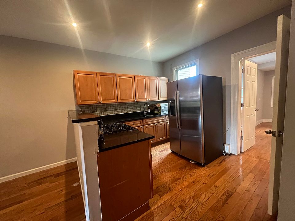 1st image of 439 Mallory Ave #1