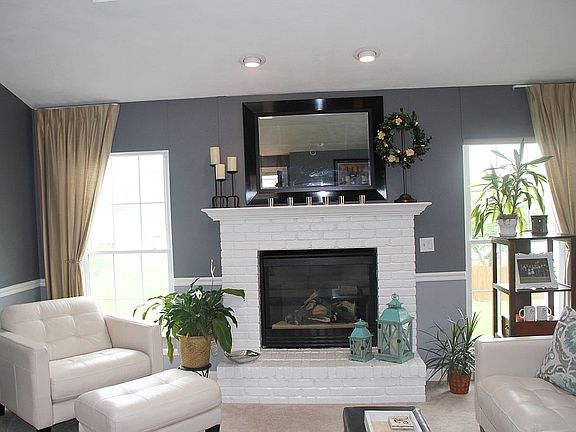 Living Room w/ Gas Fireplace