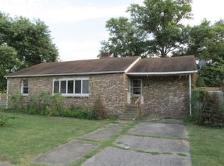 909 E McKinley St, Marion, IL 62959