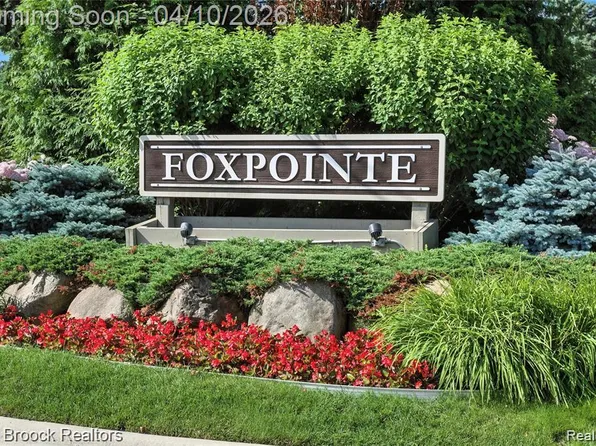 4231 Foxpointe Dr, West Bloomfield, MI 48323