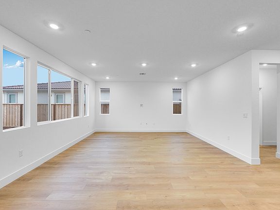 Crestwick Residence2 4