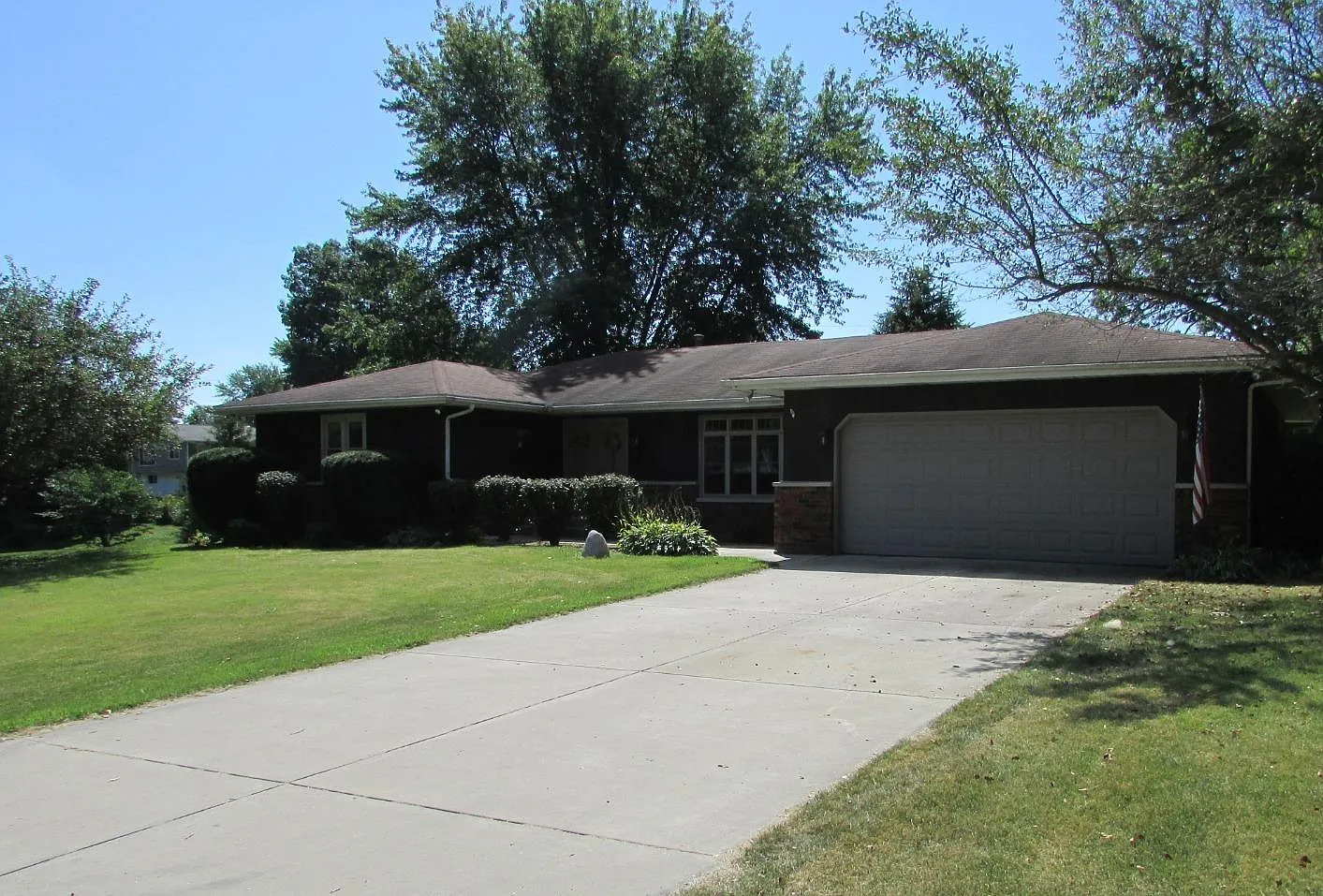 350 Chateau Dr photo 1