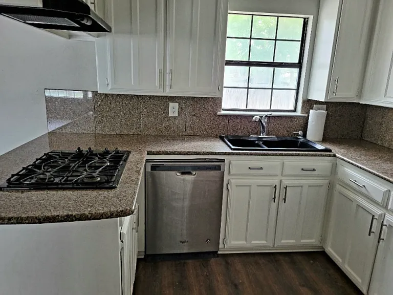 4400 Hodgkins Rd — Photo 4