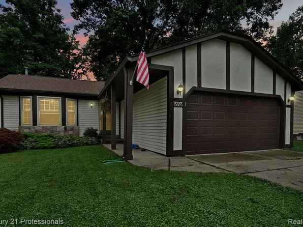 48518 Wheatfield St, Chesterfield, MI 48051