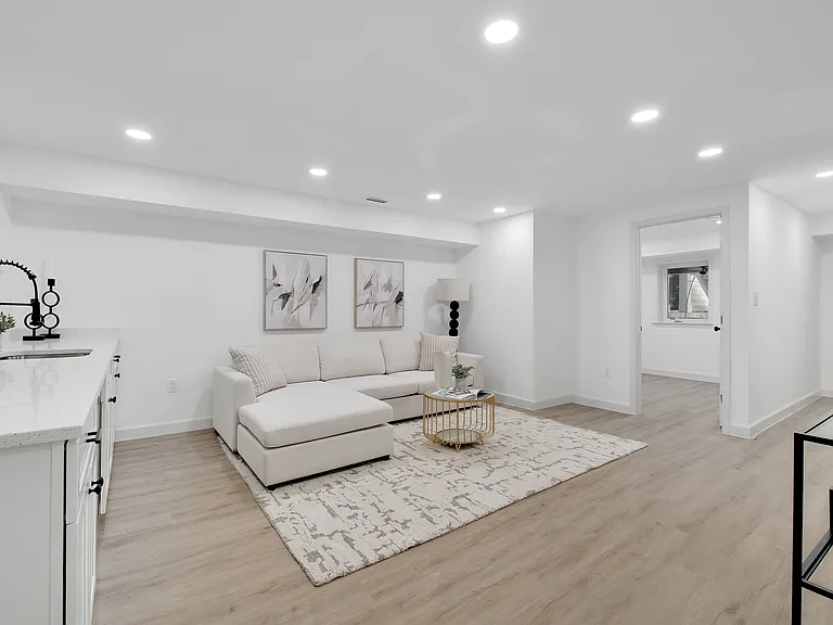 913 L St NE — Photo 38
