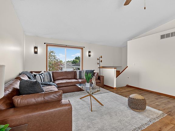 5th image of 5852 Excalibur Ct NW