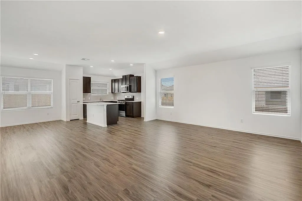 3 bed, 2.0 bath, 1645 sqft, $2,050 — Photo 4