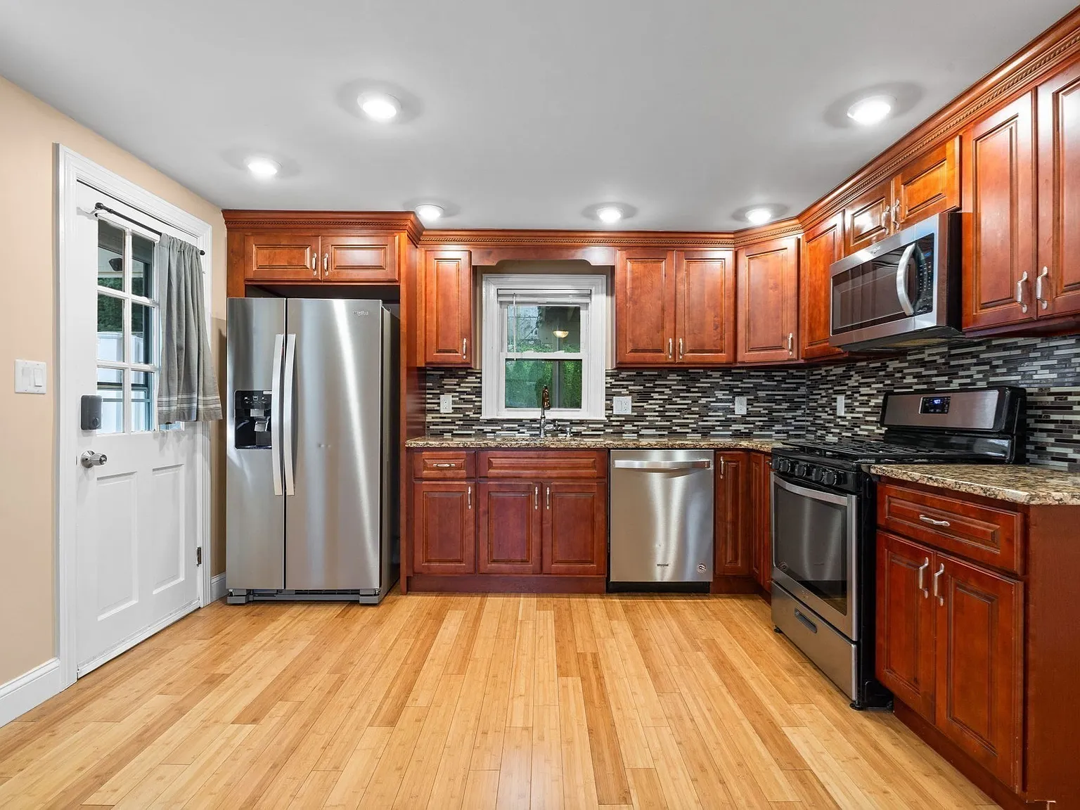 3 bed, 2.0 bath, 1200 sqft, $3,300 — Photo 4