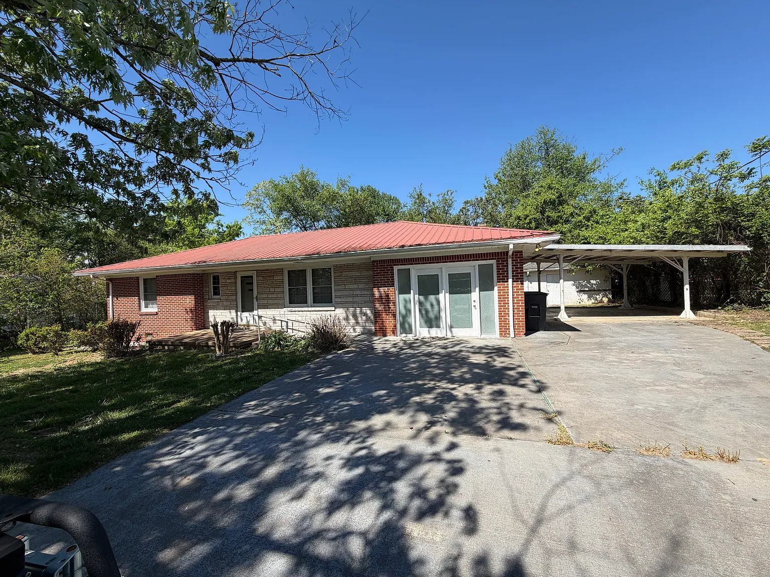 3 bed, 1.5 bath, 1421 sqft, $1,600 — Photo 2