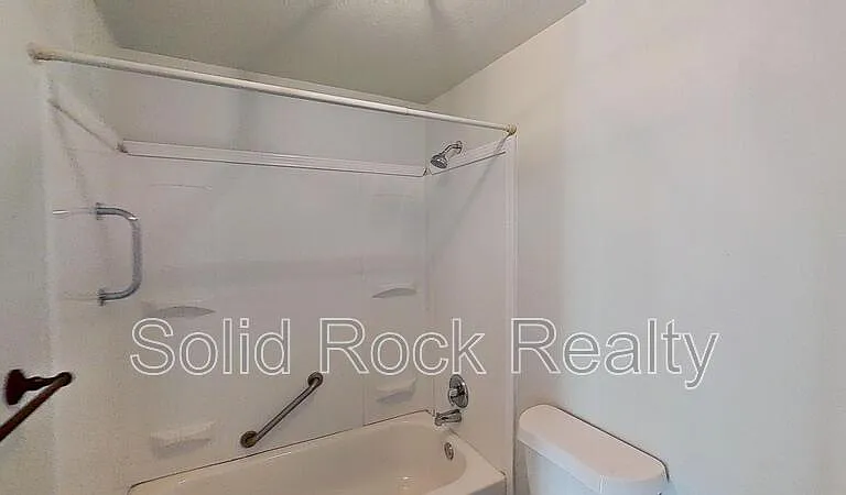 714 E 3rd St #2 — Photo 8