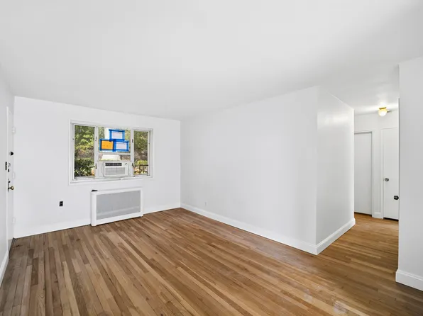 228-08 Stronghurst Avenue image 6 of 20