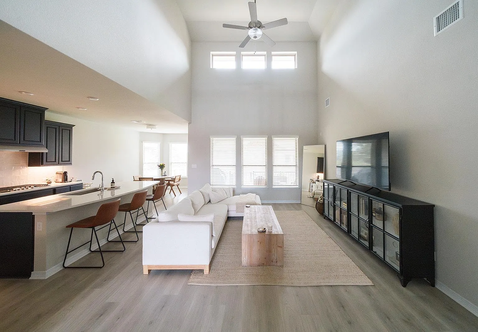 4 bed, 3.0 bath, 2630 sqft, $3,000 — Photo 2
