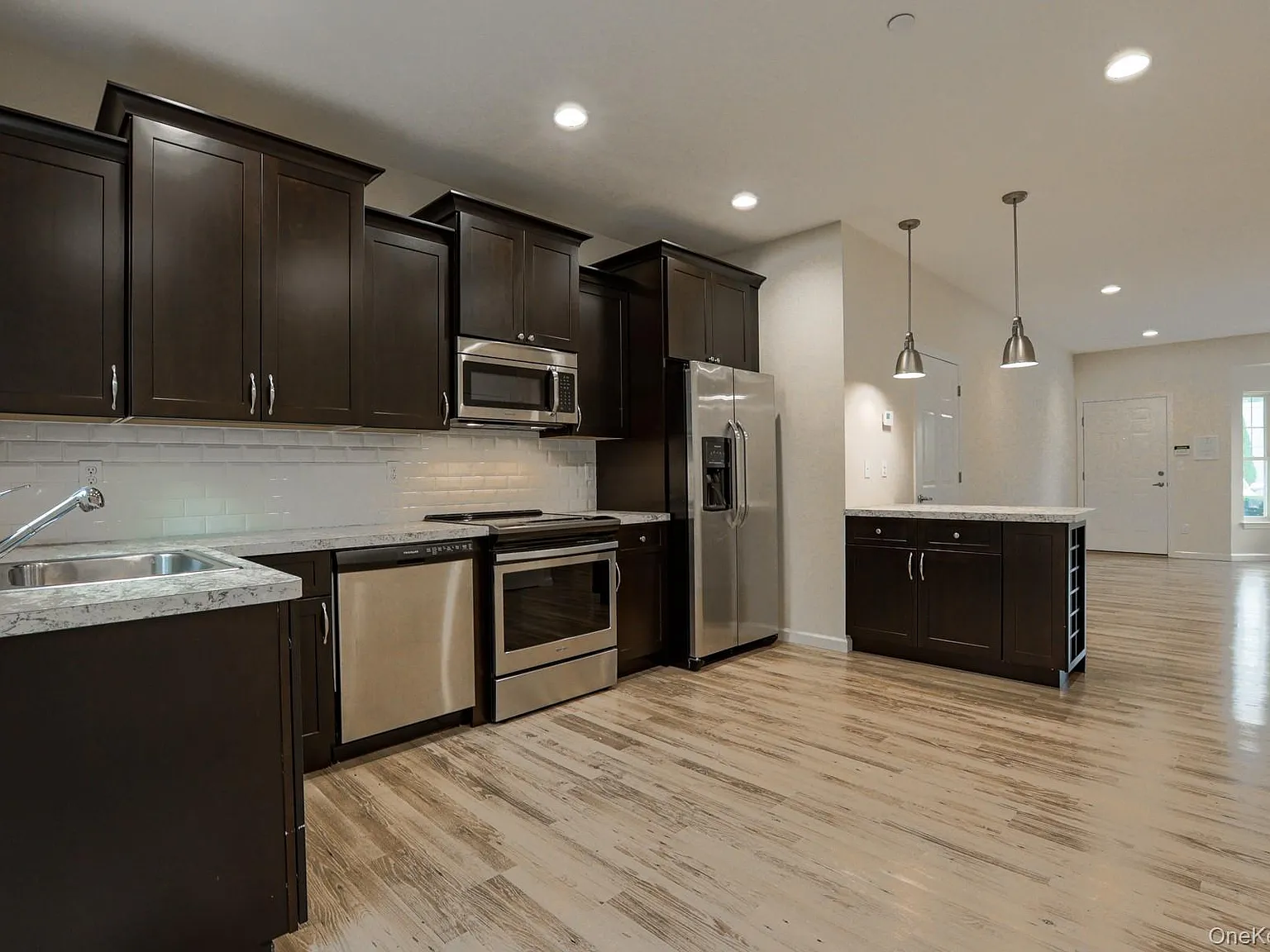 2 bed, 2.0 bath, 1100 sqft, $3,200 — Photo 2