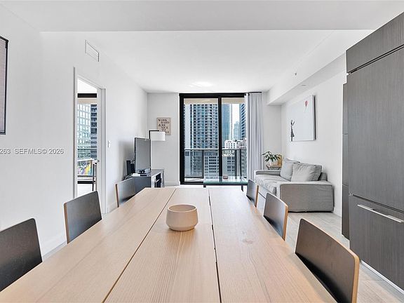 5th image of 45 SW 9th St APT 1005