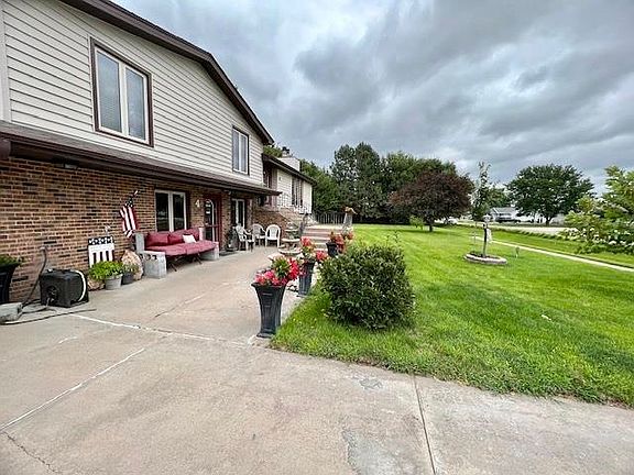 3rd image of 4 Redwood Dr