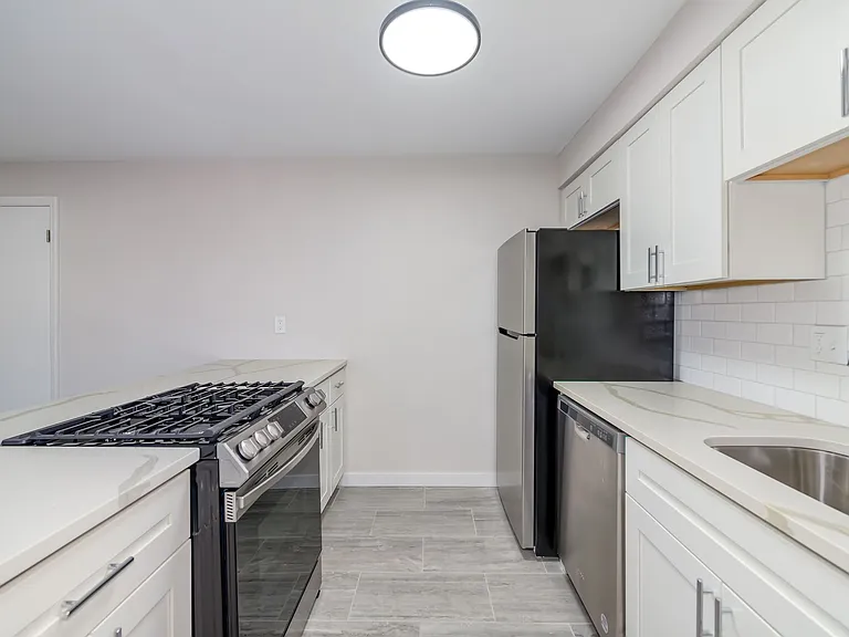 The Oaks Apartments — Photo 10
