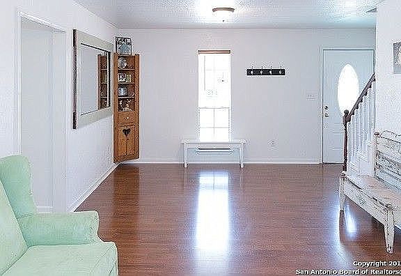 4th image of 203 W Salmon St