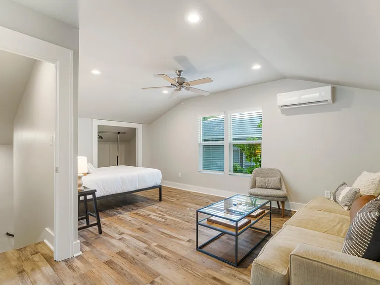 Upstairs master bedroom suite w bathroom