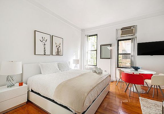 3rd image of 210 W 17th St APT 2C