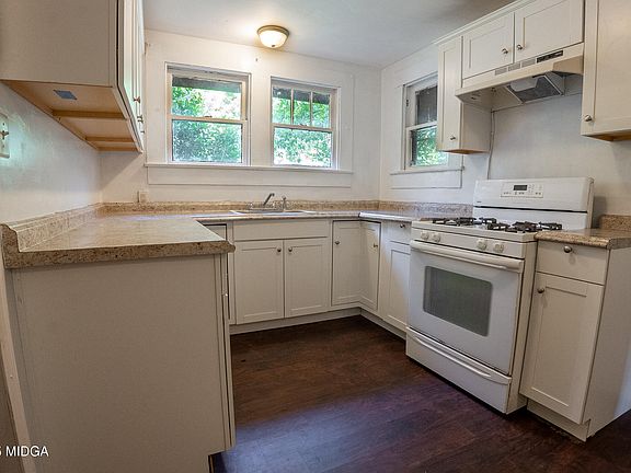 5th image of 2750 Lakeshore Dr