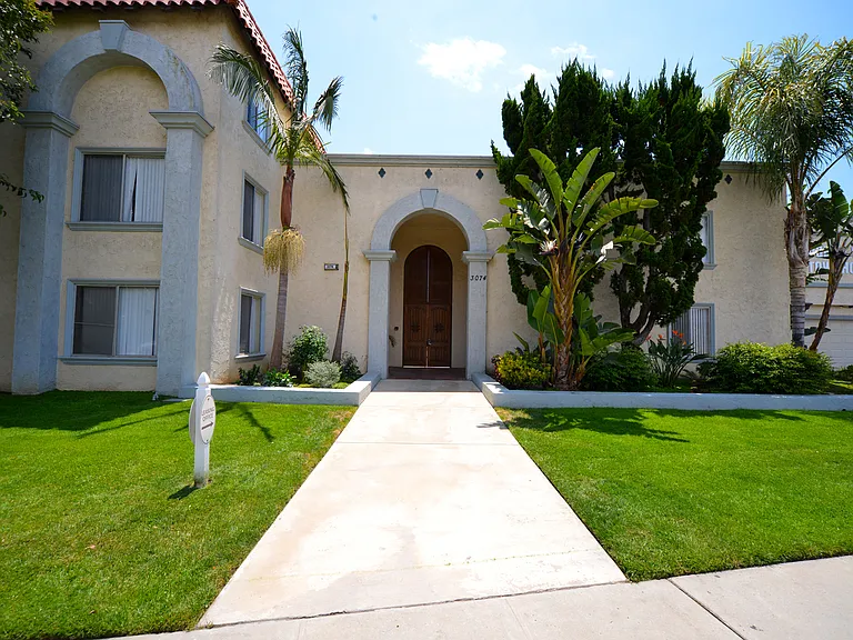 Ocean View Townhomes exterior building sidewalk view
