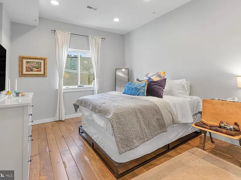 1843 E Oakdale St — Photo 18