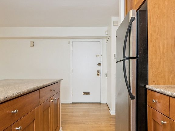 3rd image of 2053 N Larrabee St #1