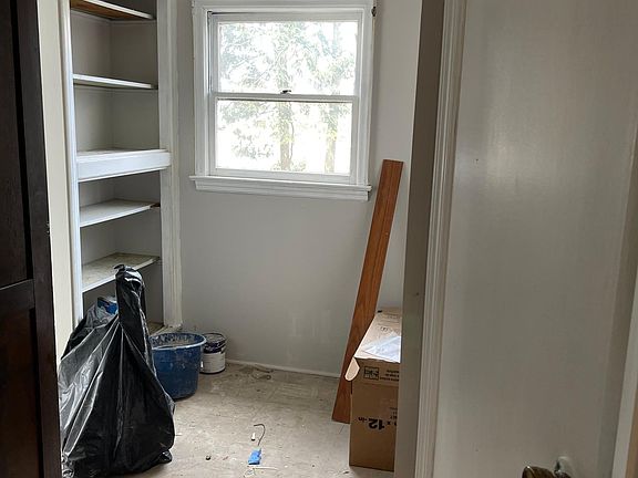 3rd image of 122 Lake St