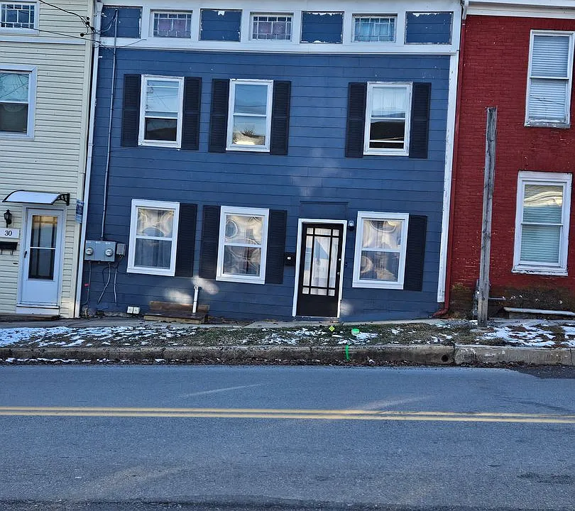 32 N Main St
