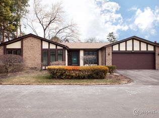 1425 Estate Ln, Glenview, IL