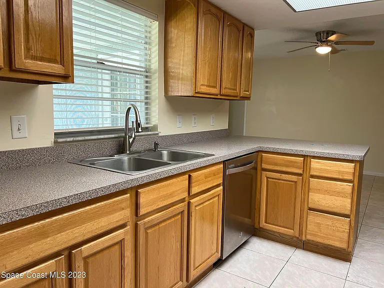 1911 Talloak Rd — Photo 3
